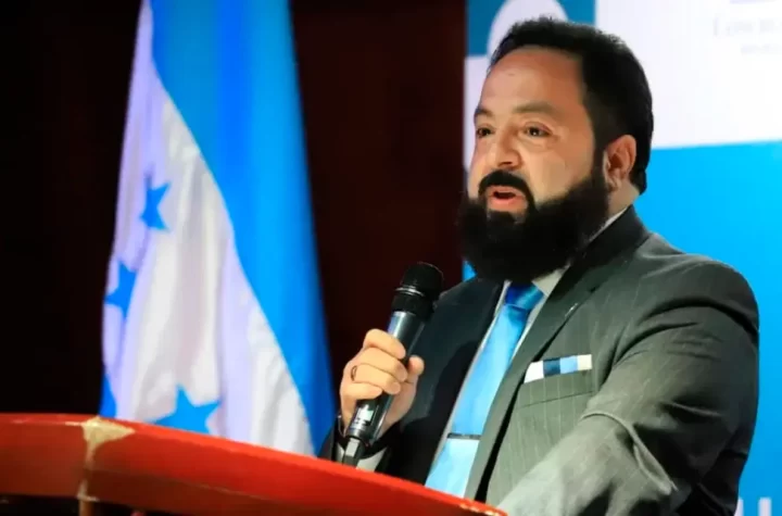 Acusan a Luis Redondo, presidente del Congreso Nacional, de repartir bonos sin respaldo jurídico